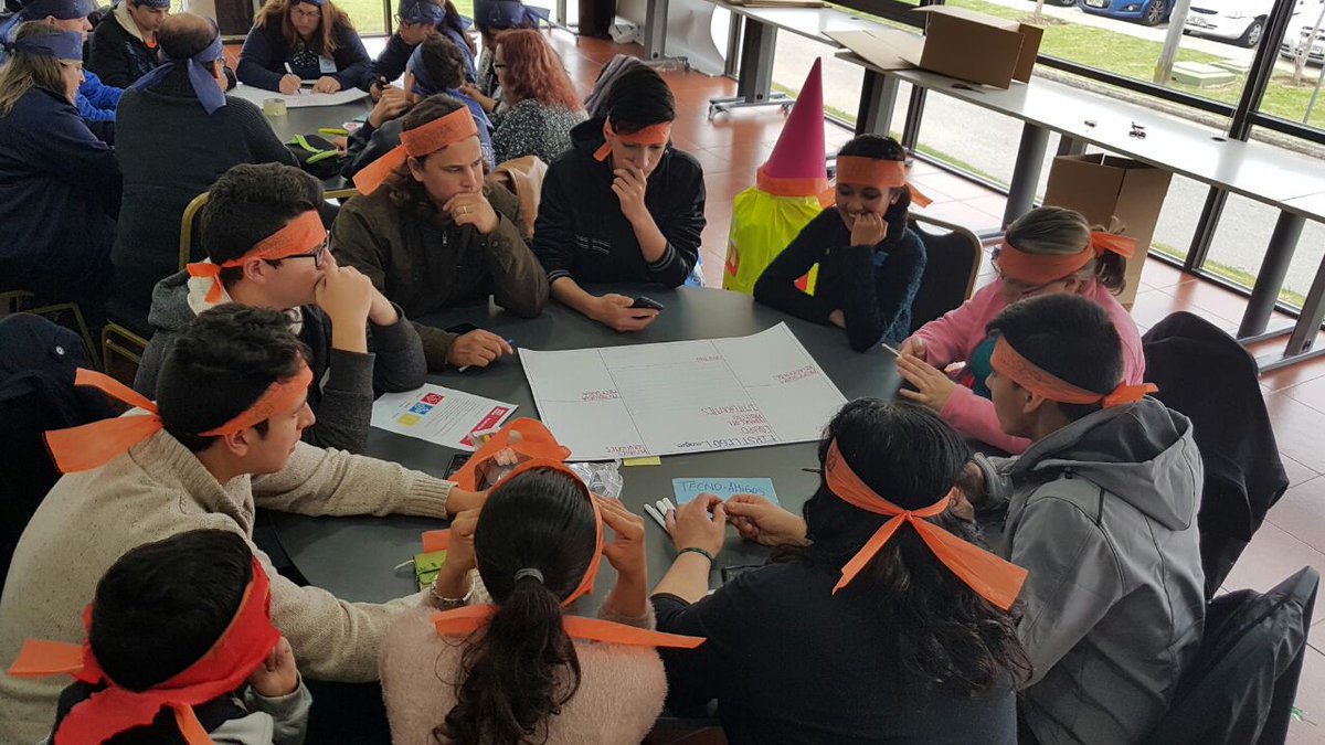 MagelaFuzatti's tweet photo. Valores trabajando en Equipo docentes y alumnos Lanzamiento Desafío de Robótica @FLL_Uruguay @Plan_Ceibal https://t.co/mF6EOuC4GC