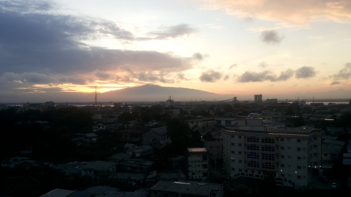 Douala and Mount Fako (Mount Cameroon) #Cameroon #Cameroun #City RT <a href="/Achille_Assako/">Achille ASSAKO©️</a> "#Douala #MountFako "