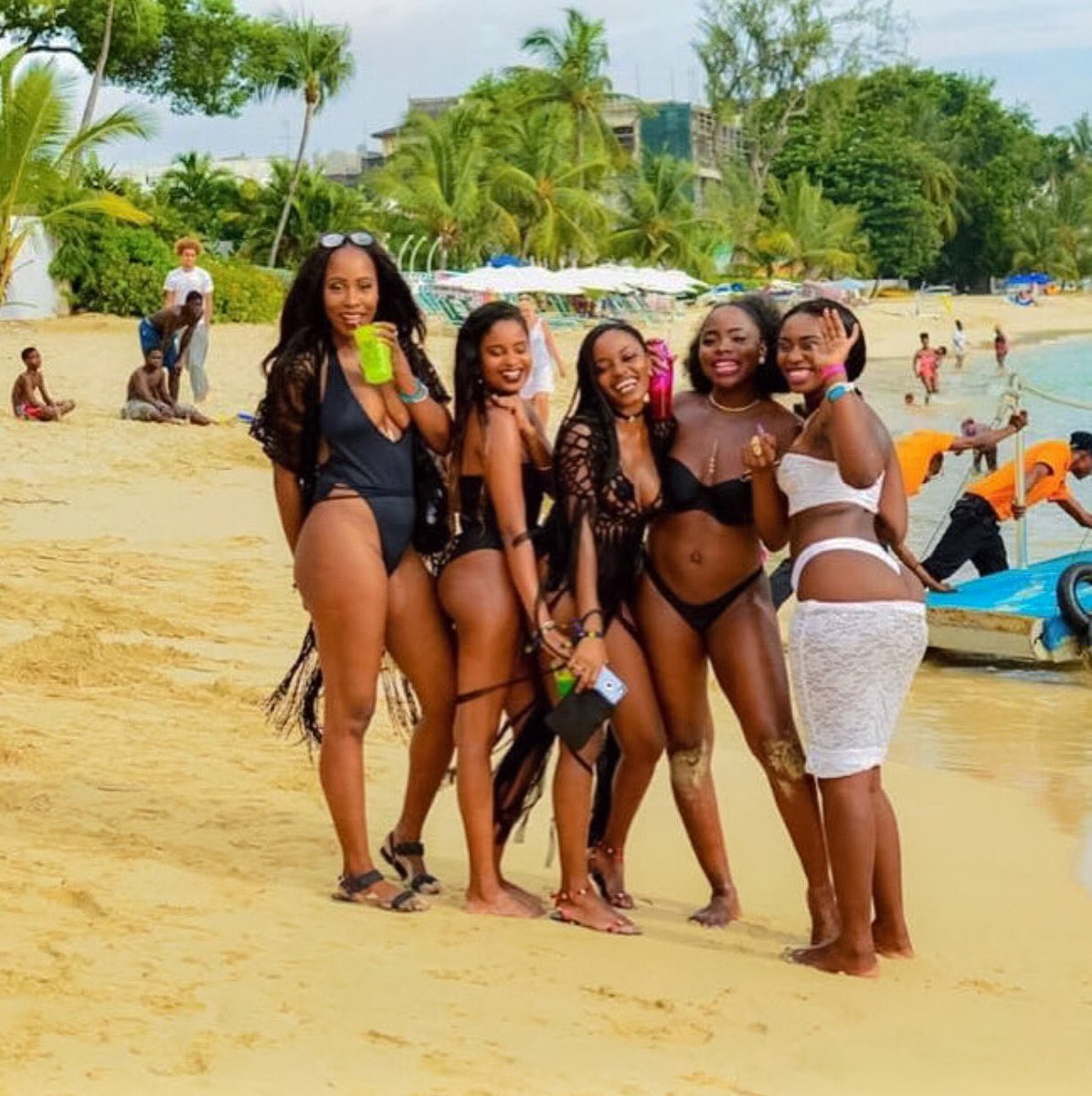 Niki_London's tweet photo. How is it that I look so thick?! Next year is a must!! @_Fashionistah #cropover2016 #Scorch #PumpRinseRepeat https://t.co/P2UiPcO5bm