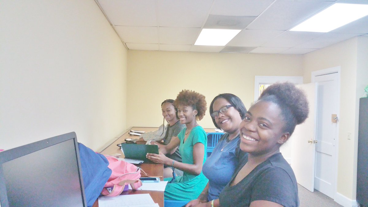 AllenUniv's tweet image. Some of our brightest students studying and breaking in the new I-pad Bar in the Library! #AllenUniversity