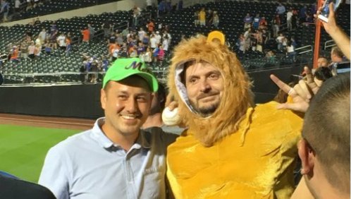 VICESports's tweet image. Cespedes walks op to "Lion King" song, mashes tater to fan dressed as Simba. bit.ly/2bTC9Pd