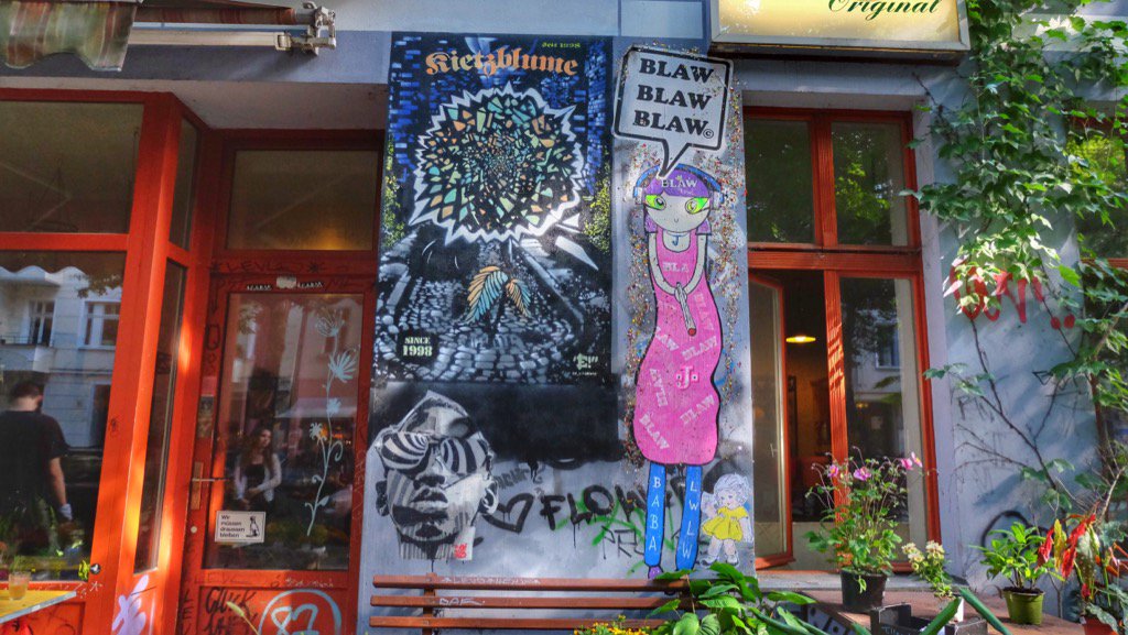 Merlin007Mrs's tweet photo. Streetart in Berlin #robithedog  #Berlin #love #unforgotten #art #wallart  #flowers #streetart #streetphoto https://t.co/ftIId8gG0j