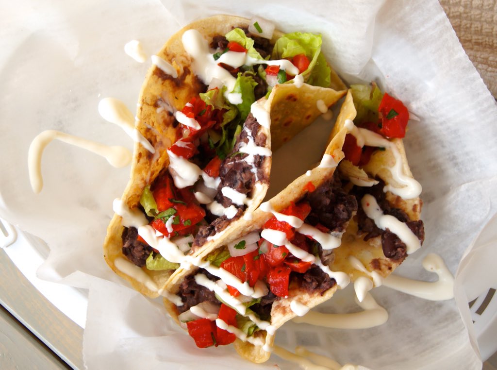 Crispy Black Bean Tacos with ALL the goodies right on top! nourishedpeach.com/2016/08/30/cri… #recipes #glutenfree #healthy