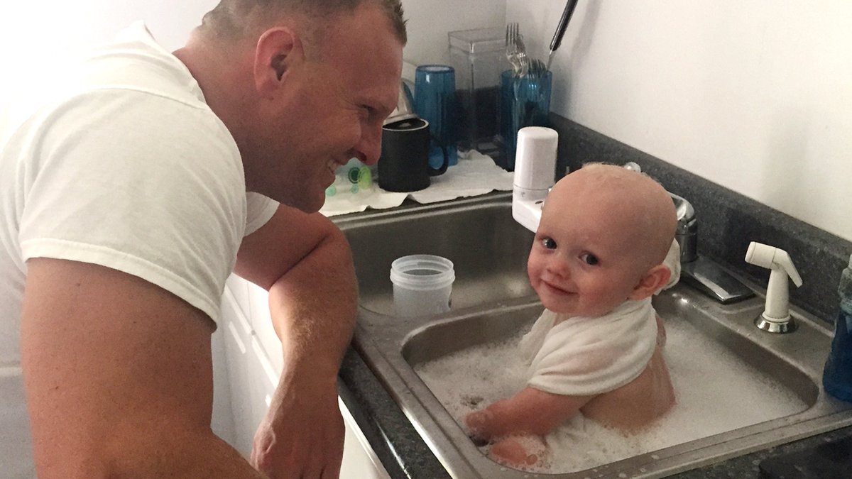 TODAYshow's tweet image. State policeman cares for baby found in dire state during DUI arrest
on.today.com/2ccyIVU