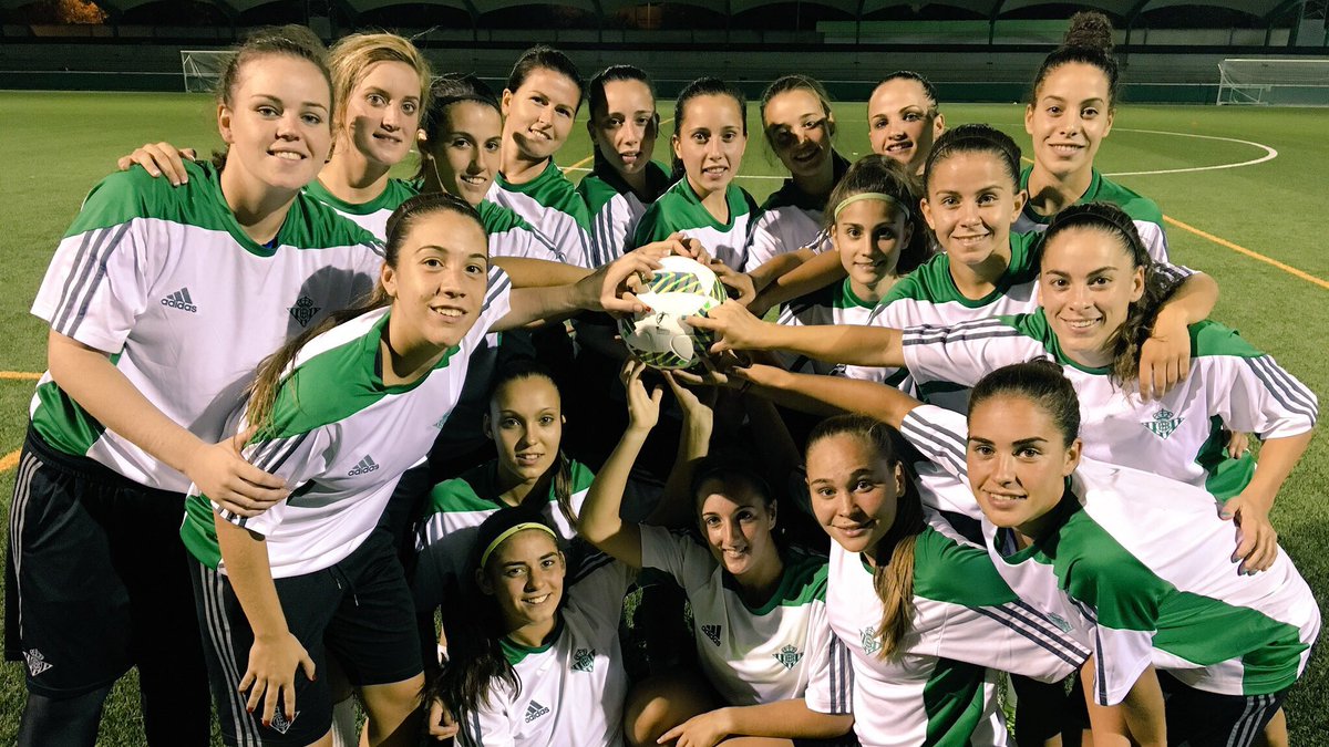 RealBetisFem's tweet photo. Día 2 completado en la cuenta atrás para el comienzo de la #LigaIberdrola ⌛️😁 Hoy hemos estrenado el ⚽ oficial 👌🏼 https://t.co/nONRbX0ysB