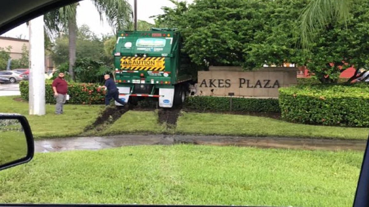 Garbage truck crashes into shopping plaza sign, tree in Pembroke Pines bit.ly/2c6lOW4?utm_me… https://t.co/Oi0J8QNcI1