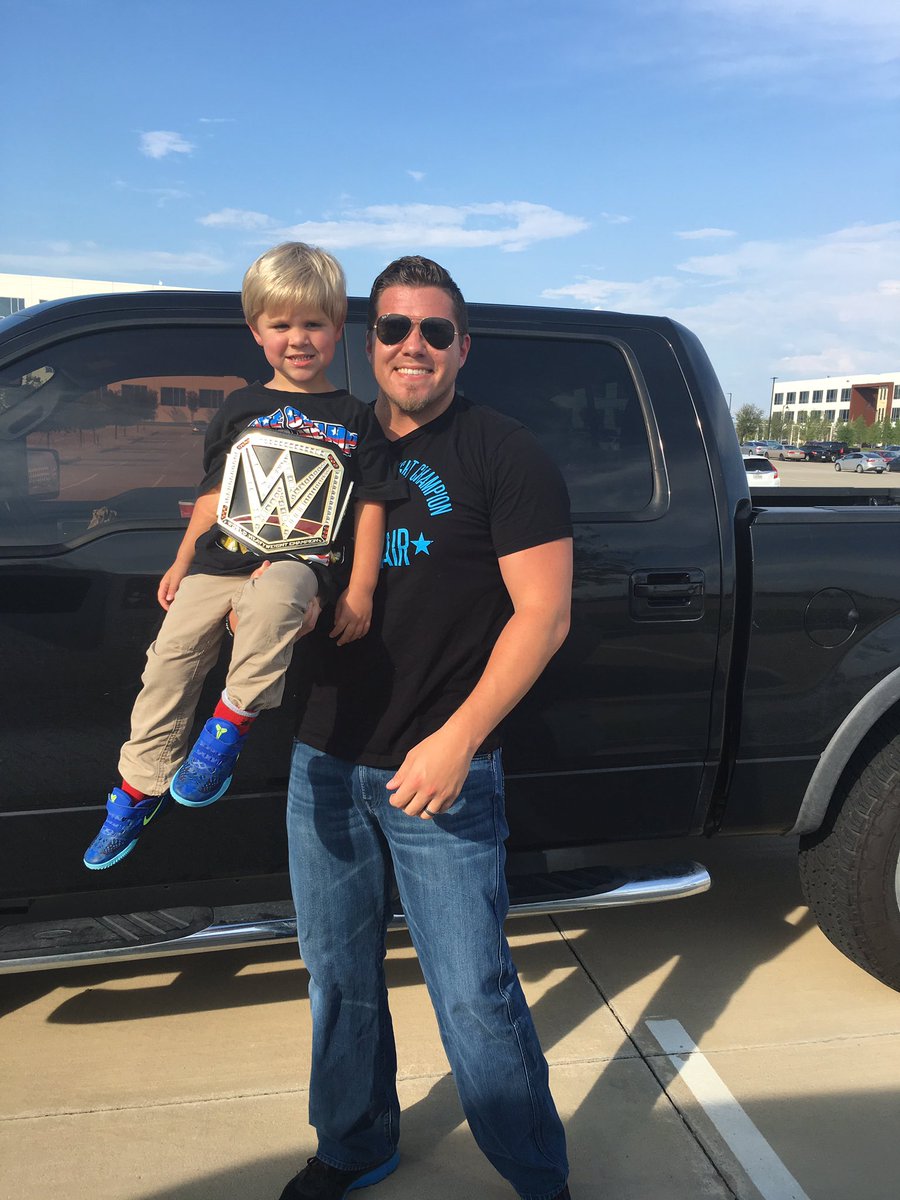 D_Walk74's tweet photo. We are #SmackDownLIVE bound for #WWEDallas! #MensTown 💪🏽 https://t.co/jmQJVhJEUA