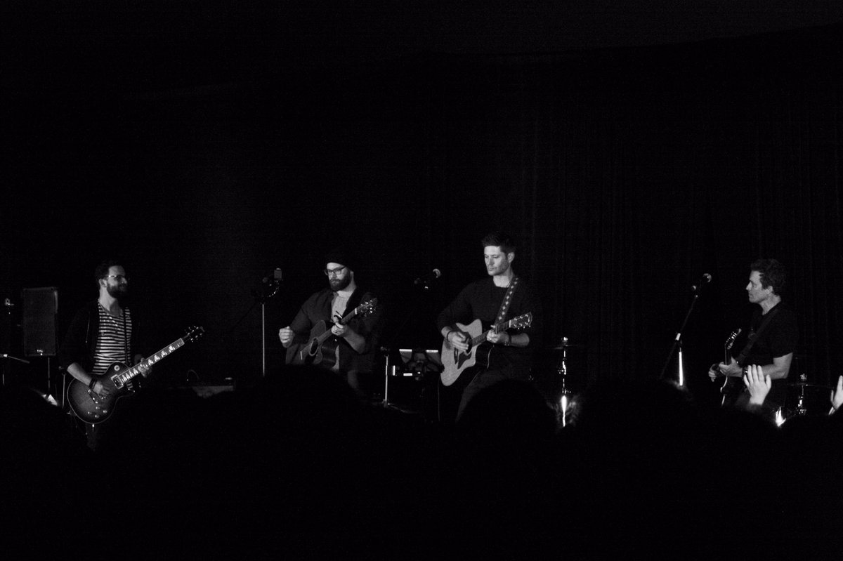 JensenAckles's tweet image. One my fav pics of the weekend. Thanks Vikki for the photo.  It was a blast.  #VanCon2016