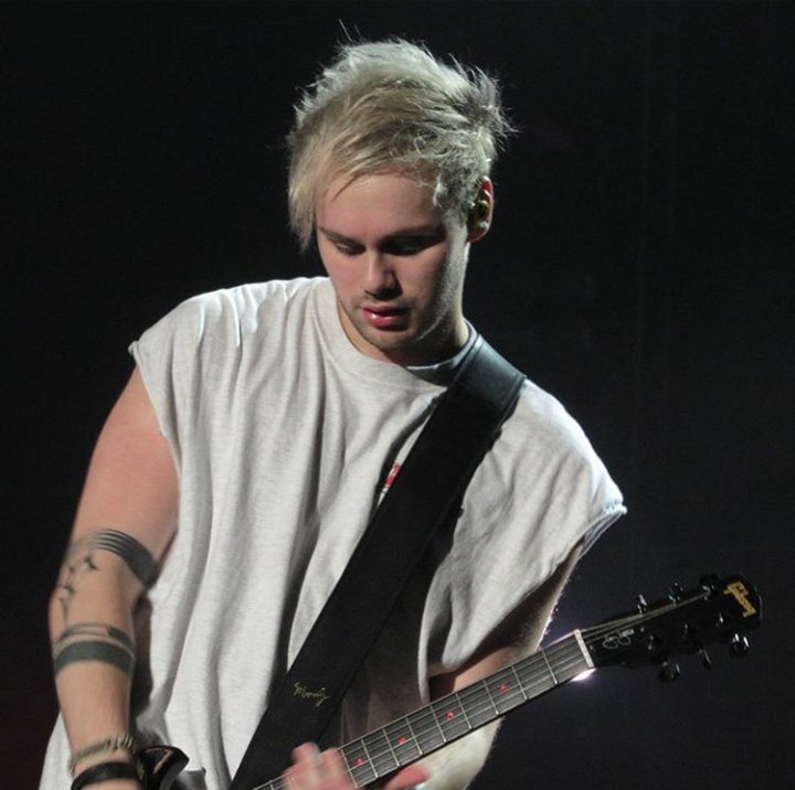 5sosupdateaccx's tweet photo. Micheal on stage for ohama. | via @BesideUAlways29 https://t.co/PtSgLsJdx7