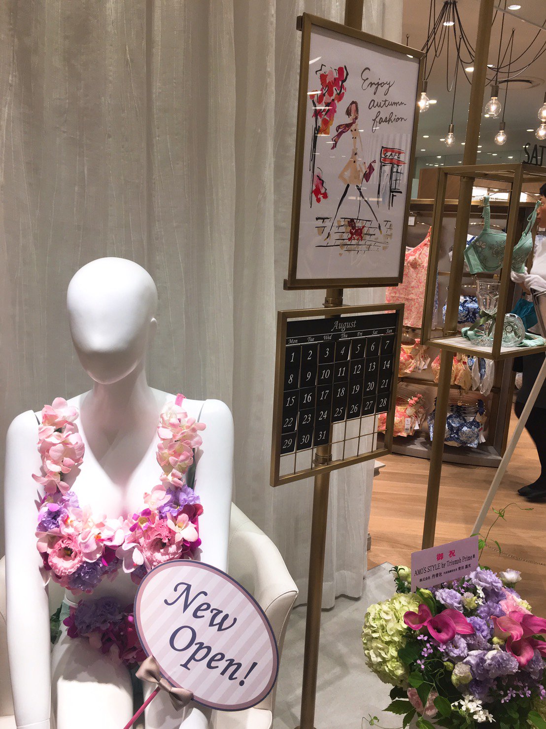アモスタイル バイ トリンプ 本日openの Amo S Style By Triumph Prime 大阪ルクアイーレ店 生花で作られたおとなブラで 皆様のご来店をお待ちしております アモスタイル ルクアイーレ 生花