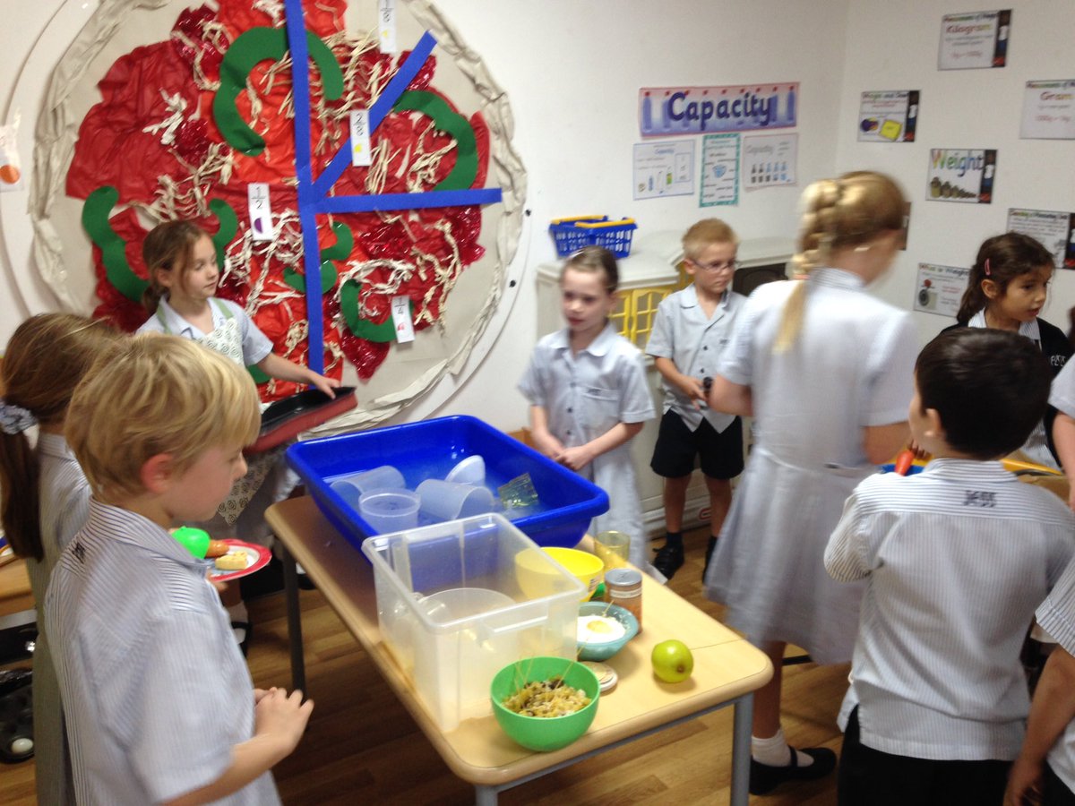 JESSjumeirahYR3's tweet image. Central area time in year 3 #BackToSchool #collaboration #extendlearning