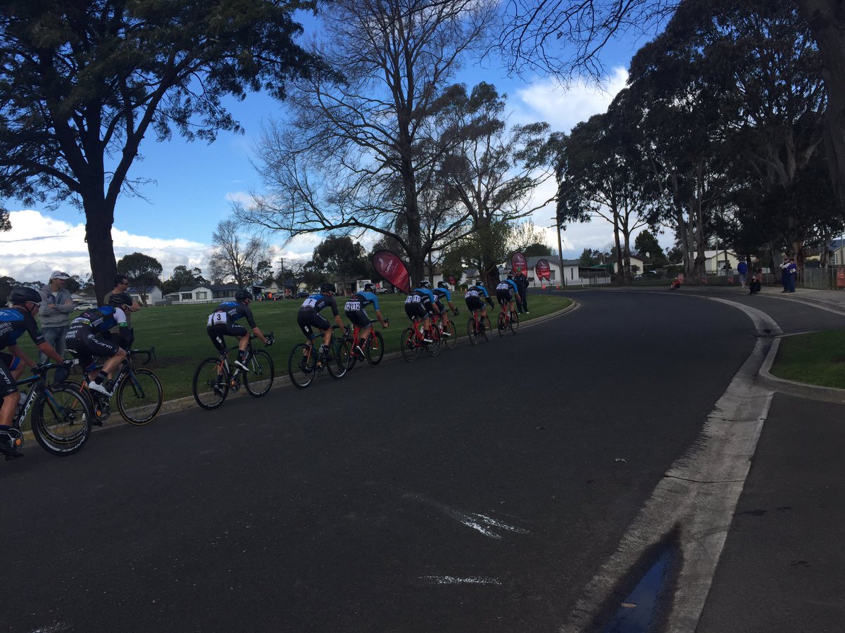 NSWIScycling's tweet photo. .@NSWIScycling working to get Cooper back @MagennisLiam @scottylaw91 @shawstu @AydenToovey @JakeKauffmann #tog16 https://t.co/ZQK6U5X4sO