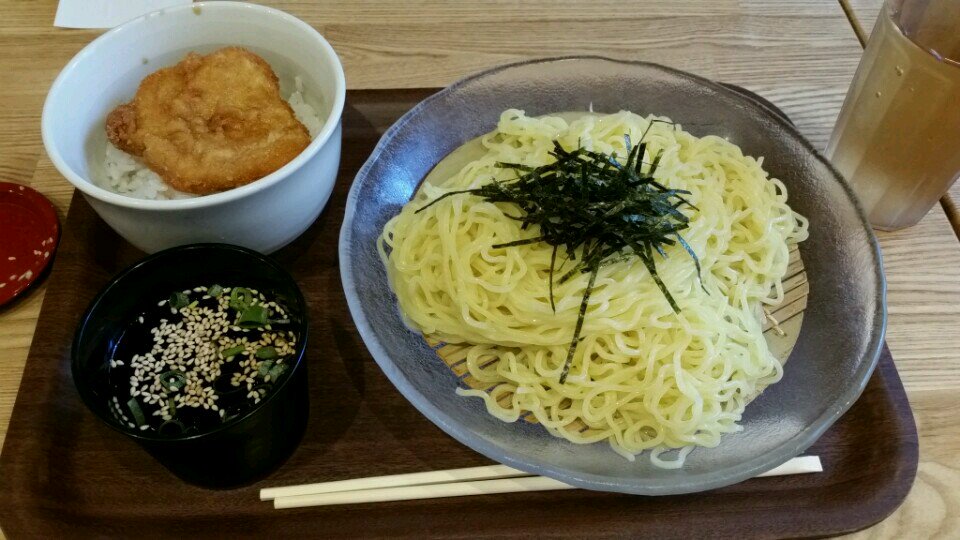 glad2121's tweet photo. ラーソーメン、茶碗カレーセット。 (@ メシドコロniconico) https://t.co/LCp8GI25c3 https://t.co/6oWgfM4q9e