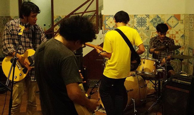 Grup indie pop Bandung bernama Swells merilis video musik perdana mereka bit.ly/2bFWhn3