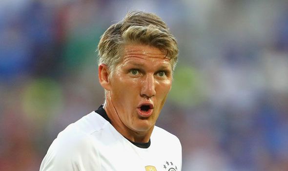 0FootballDaily0's tweet photo. Man Utd News: Mourinho fuming with midfielder, defender loan exit, striker update https://t.co/xqQ8XO6FsP https://t.co/TbqpYqxUkV