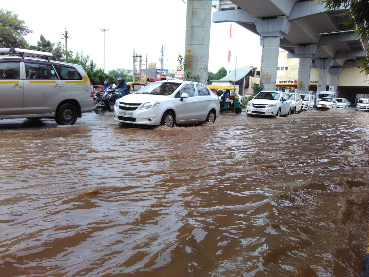 indranildas's tweet photo. Water logging near Iffco Chowk metro station @TOIGurgaon https://t.co/Frx1eZkQJJ