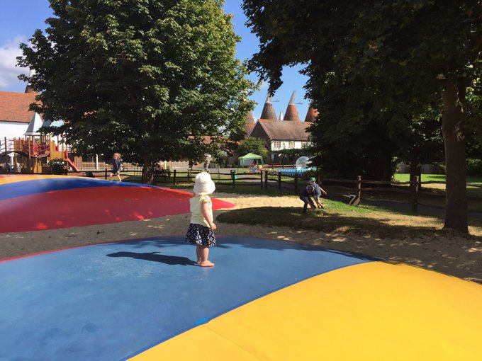RT @PaternityLeaver: Overwhelmed by the giant bouncy trampoline balloons @Hopfarm #bankholidayweekend https://t.co/V7CGM3hOvQ