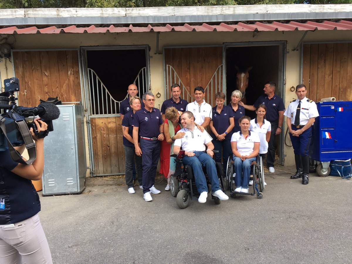 FFEquitation's tweet photo. #ObjectifRio #Rio2016 Au tour des cavaliers de l'équipe de France Paralympique d'Equitation de répondre à la presse https://t.co/4kxfDGtuKn