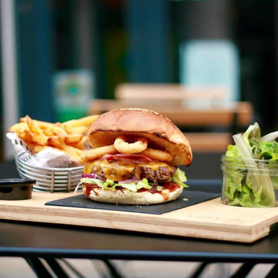 #BurgerDeLaSemaine
Charolais, cheddar, bacon, onion rings, laitue iceberg, tomates, oignons rouges, sauce BBQ maison