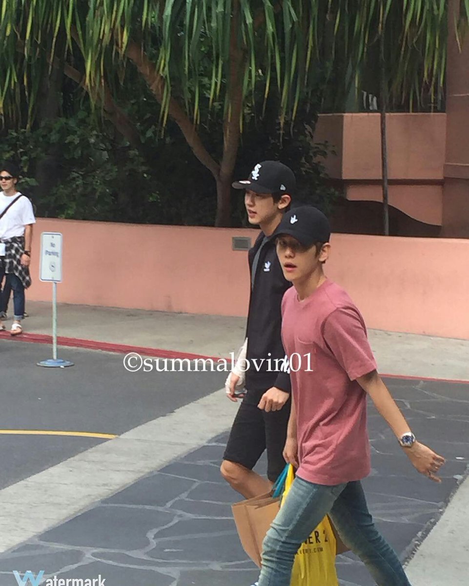 CHANBAEK_FAMILY's tweet photo. 160831 หลังจากไปช็อปปิ้ง กินข้าวด้วยกันก็ได้ของมา 3 ถุงใหญ่ๆแต่พี่ชานเจ็บแขนเด๋วน้องแบคถือเอง!💪😀
IG Cr: summalovin01 https://t.co/XB6SvDcx3J