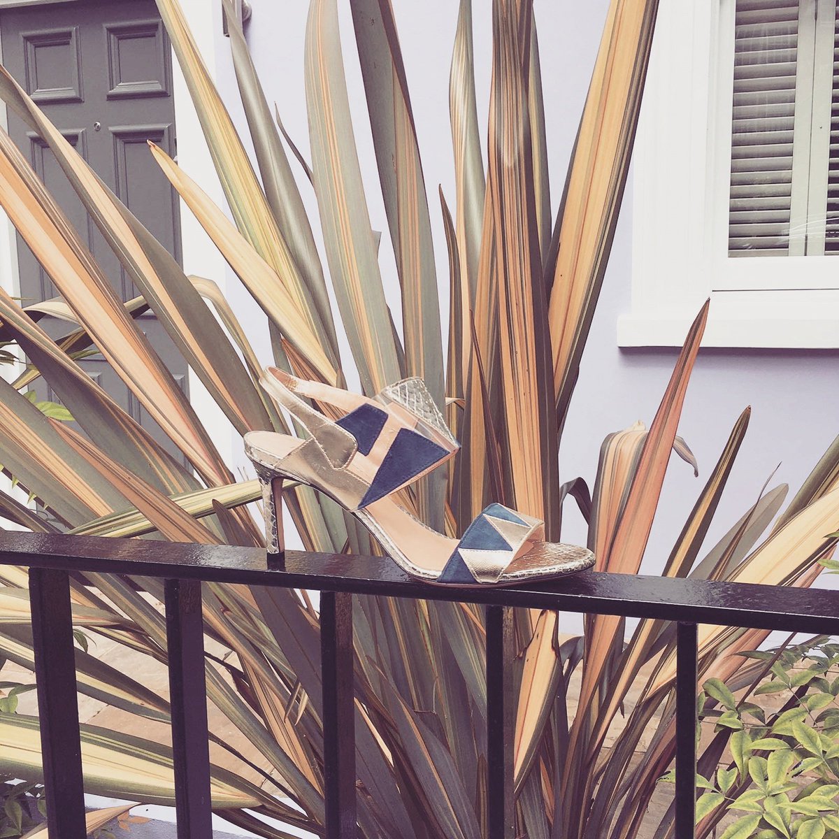 Add a glamorous touch to your office outfit with the Trinity Sandals 
#phiomyo #madeinitaly #shoedesign #instashoes