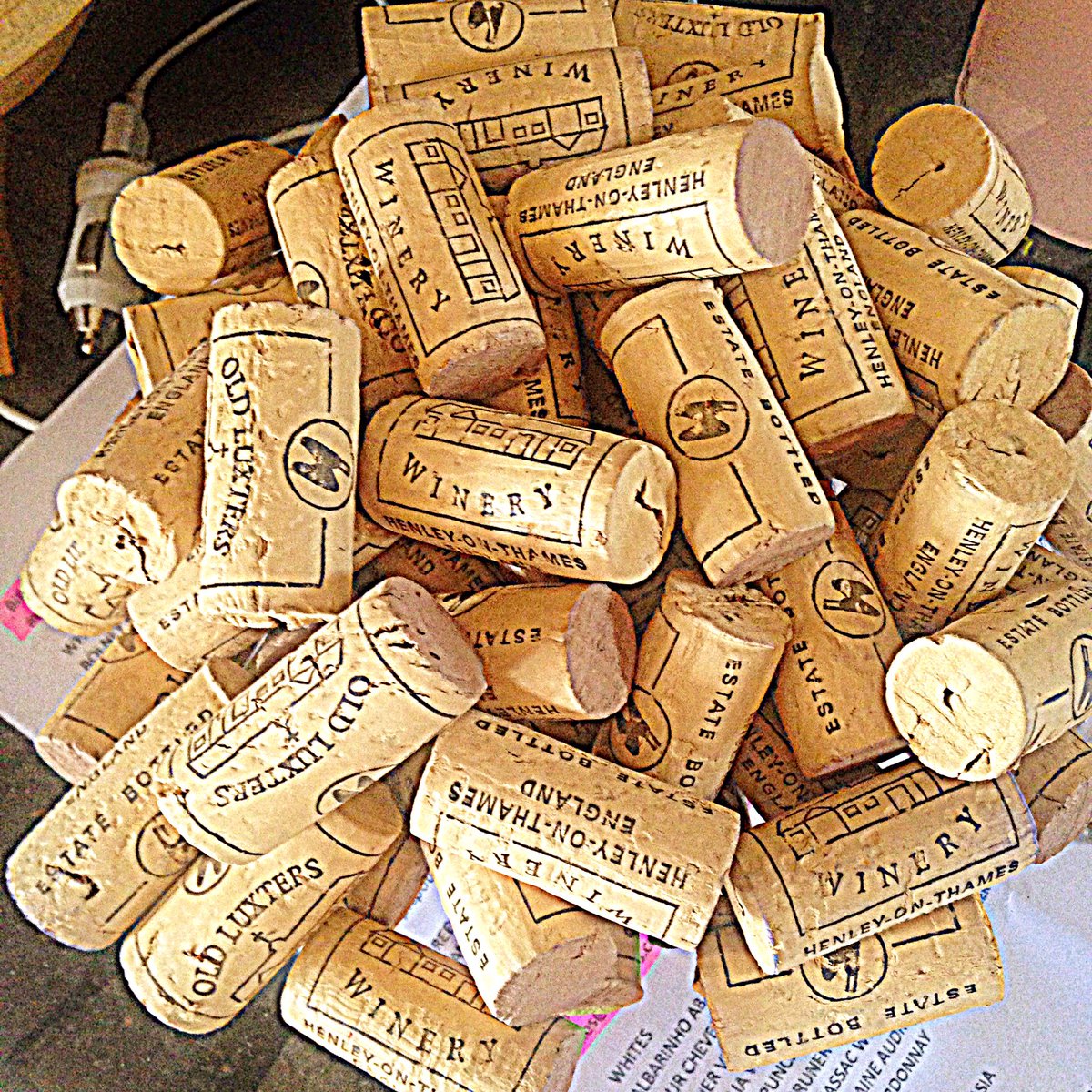 GastroGav_89's tweet photo. We Seemed To Have Collected A Lot Of @ChilternValley Corks!! #66 #GottaCollectThemAll #WeddingIdea 🎉💍🎩👑🍾 https://t.co/yo3wFxtQsg