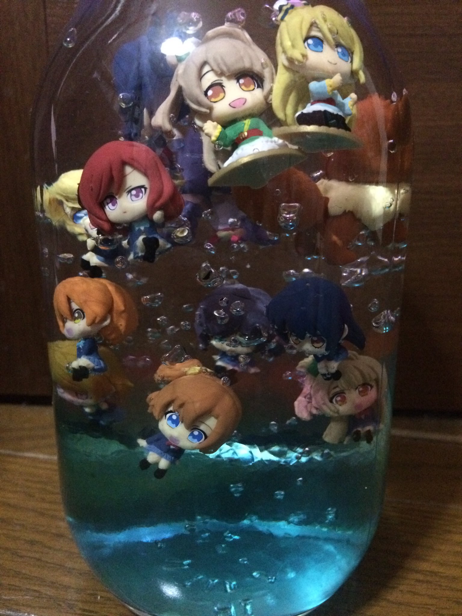 まるるん 前からやりたかったフィギュアの飾り方 1作目だから超 下手だけど 瓶を用意して 吸水ポリマー 消臭ビーズ を入れて フィギュア配置して 最後に水を入れるだけ 水入れると吸水ポリマーが透明になって浮かんでる まるるん 前からやりたかったフィギュアの飾り方 1作目だから超 下手だけど 瓶を用意して 吸水ポリマー 消臭ビーズ を入れて フィギュア配置して 最後に水を入れるだけ 水入れると吸水ポリマーが透明になって浮かんでる