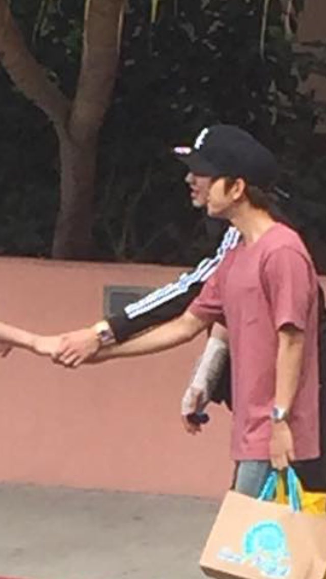 Can someone tell me who heechul is shaking hands with? 😂😂😂😂😂😂😂😂😂