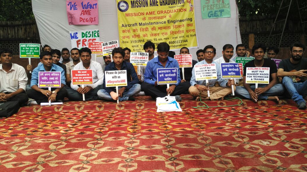 asimuddin_1997's tweet photo. Students r protesting frm morning but der is no single response frm @BJP4India @jayantsinha @PMOIndia #AMEProtest https://t.co/UYKnWwJ8TY