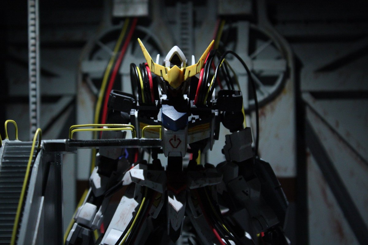 翠 Alc Na Twitterze 鉄華の蕾 余った1 100バルバトスを使い 鉄血のオルフェンズの1話冒頭のシーンをジオラマで再現してみました 後ろの壁の形状から コードの位置や色の順番に至るまで わかる範囲でほぼ完璧に再現しています Gbwc16