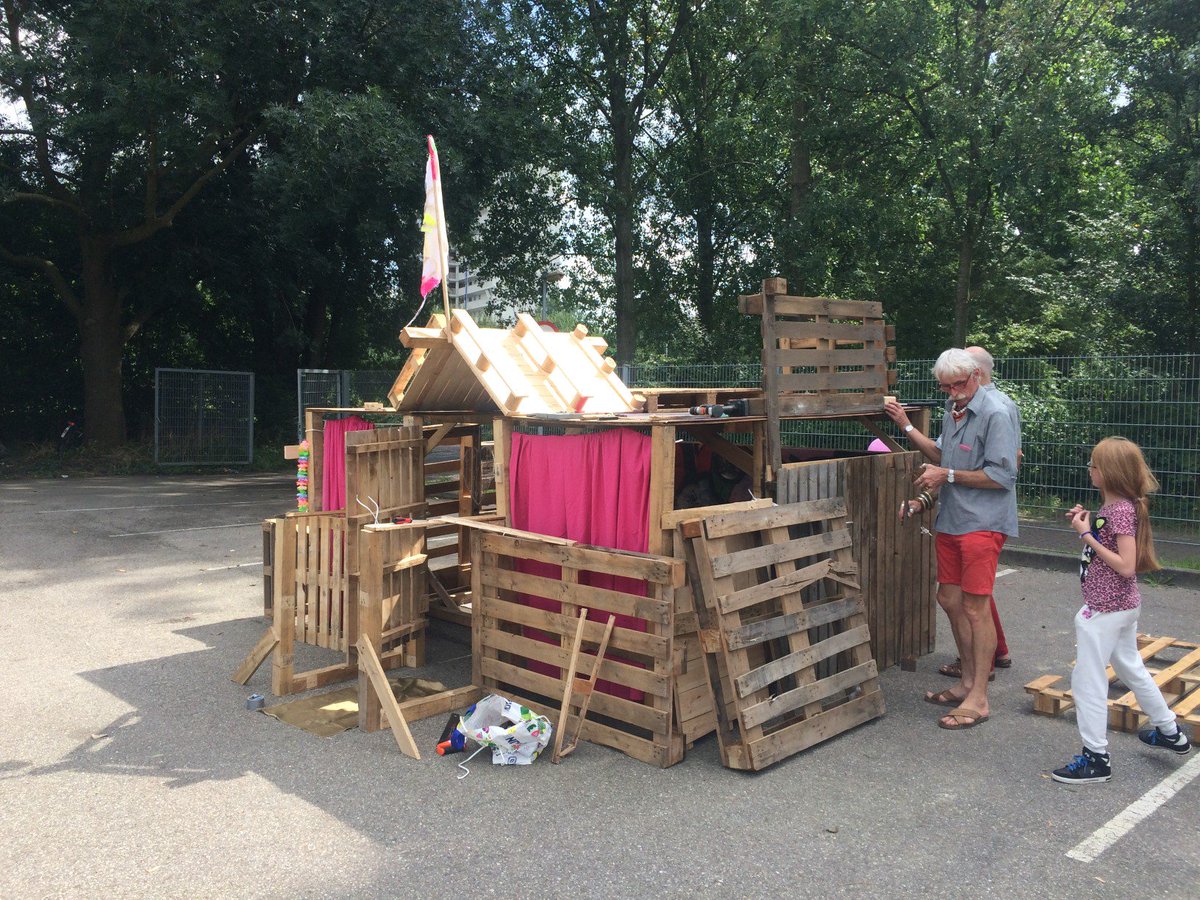 De Bouwvak is achterhaald. Een mooi verhaal over een leuk evenement in Selwerd. deverenigbareclub.nl/2016/08/30/bou…