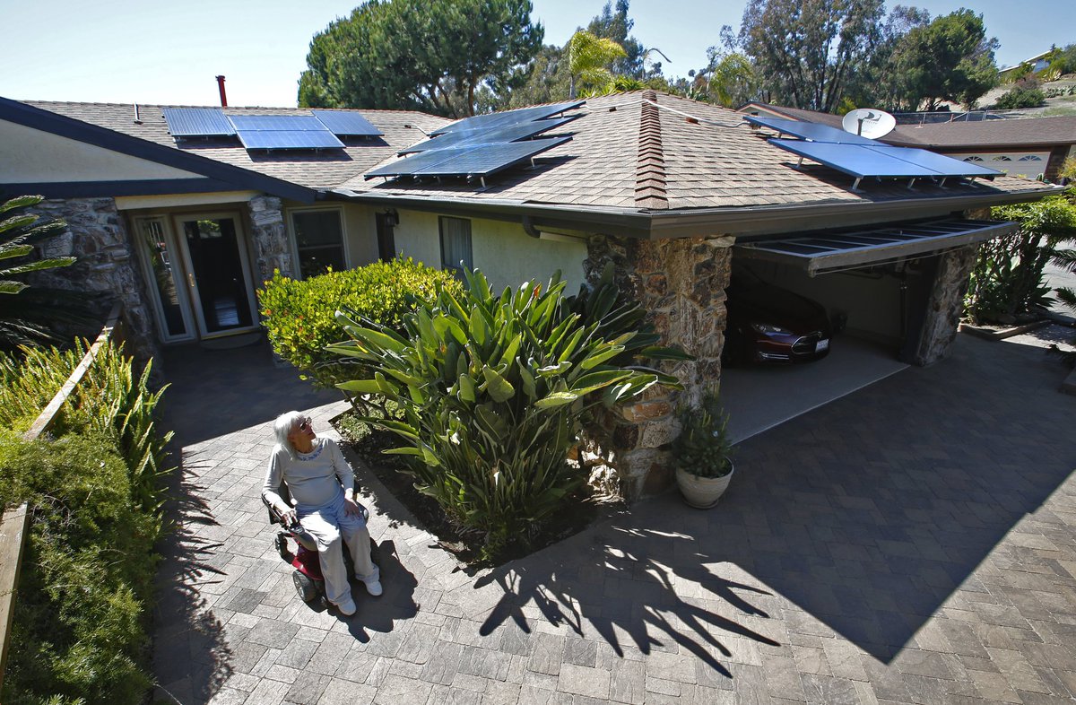 RevolveSolar's tweet image. Way to go Florida! Strike down those property taxes on #solar panels hubs.ly/H048_350