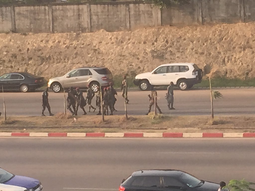 MouvancePing's tweet photo. La garde présidentielle est déployées dans les rues de Libreville avec ordre de tuer. #Gabon https://t.co/eOJxl0RN6E