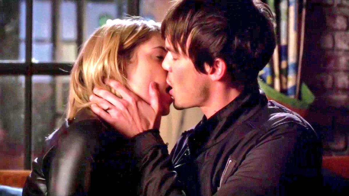 silenceevery's tweet photo. Caleb Rivers, king of eating his girlfriend 💋💋💋 https://t.co/F9vvdLALRc