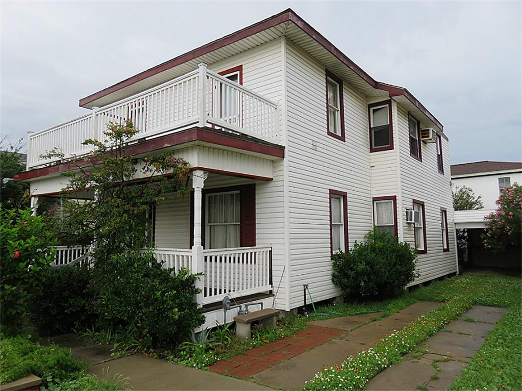 TalkToTomHouse's tweet image. 1718 19th in #Galveston could be a great #rental opportunity. Former 2 family house converted to single. Gulf views!