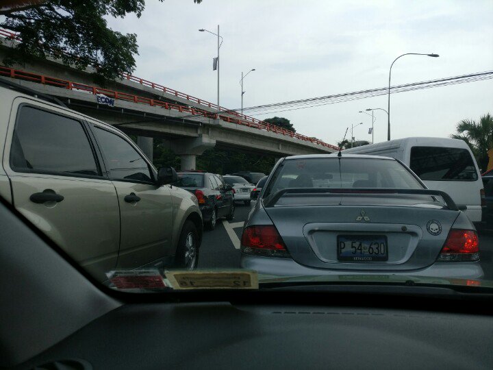 LayerMg's tweet image. #TraficoSV en redondel naciones unidas es increíble y totalmente detenido  @eltraficosv_com @alertux @PNC_SV