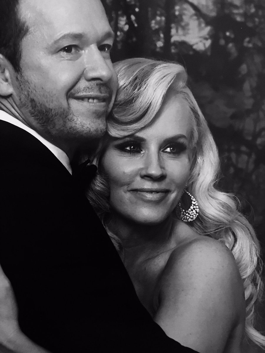 Jenny McCarthy and Donnie Wahlberg Adorably Celebrate Their 2-Year Wedding  Anniversary: 'True Love Exists' | Noticias 2016, image size:900x1200