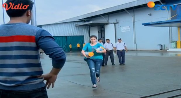 SCTV's tweet photo. Siapa yang lagi nonton kelanjutan cerita Cinta dan Galang di sinetron #CintaYangTertukarSCTV? https://t.co/F40Sq4NfNs