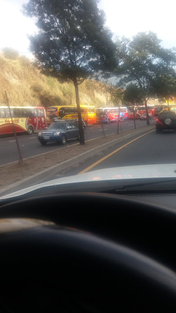 rpulluquitin's tweet photo. @LoroHomero hay una cola larga de buses en la Simón Bolívar que va desde la loma y va al trebol sabe que pasa?? https://t.co/3NFnenAy4l