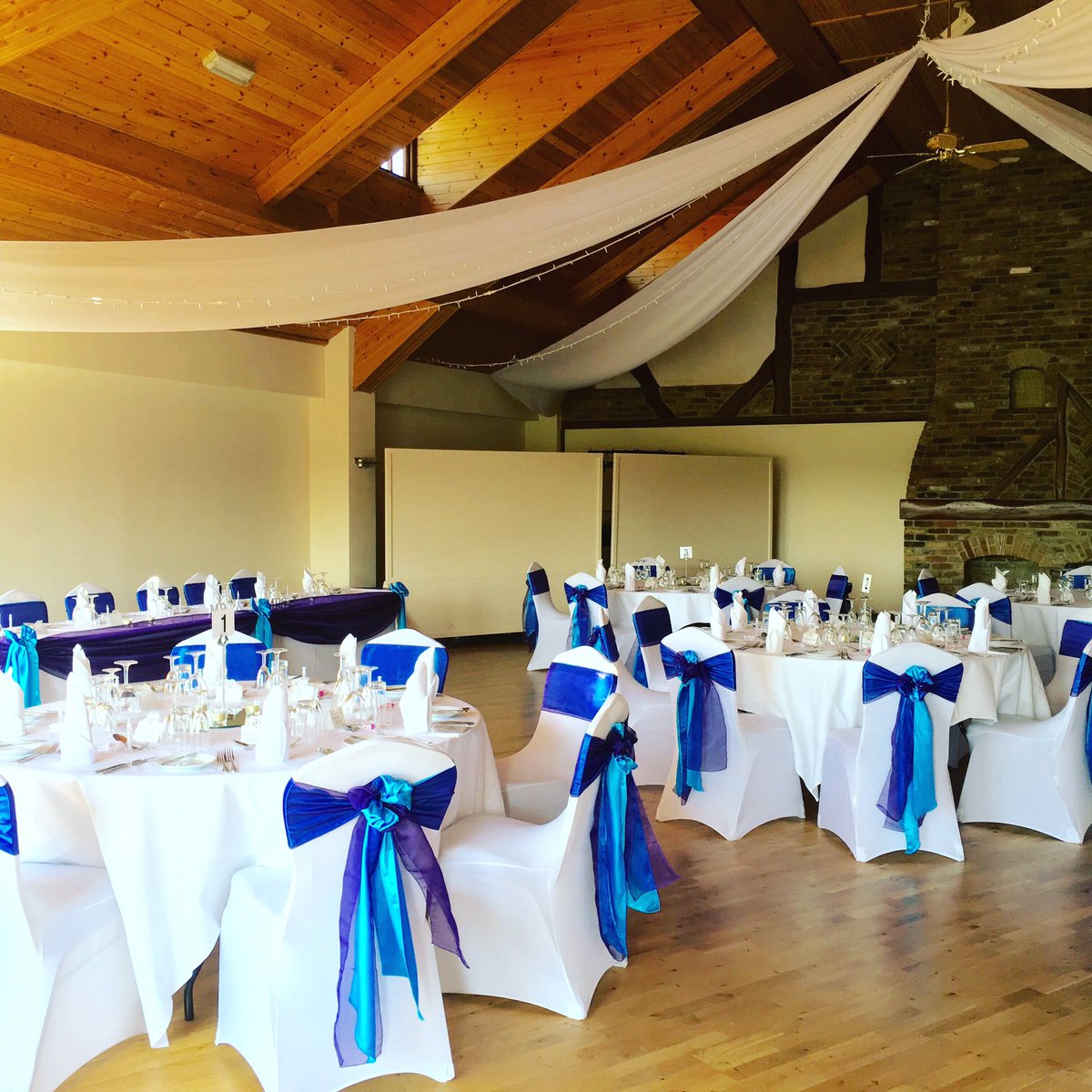 DeansEvents's tweet image. Yesterday's wedding room looked very pretty with double bows in purple and turquoise!