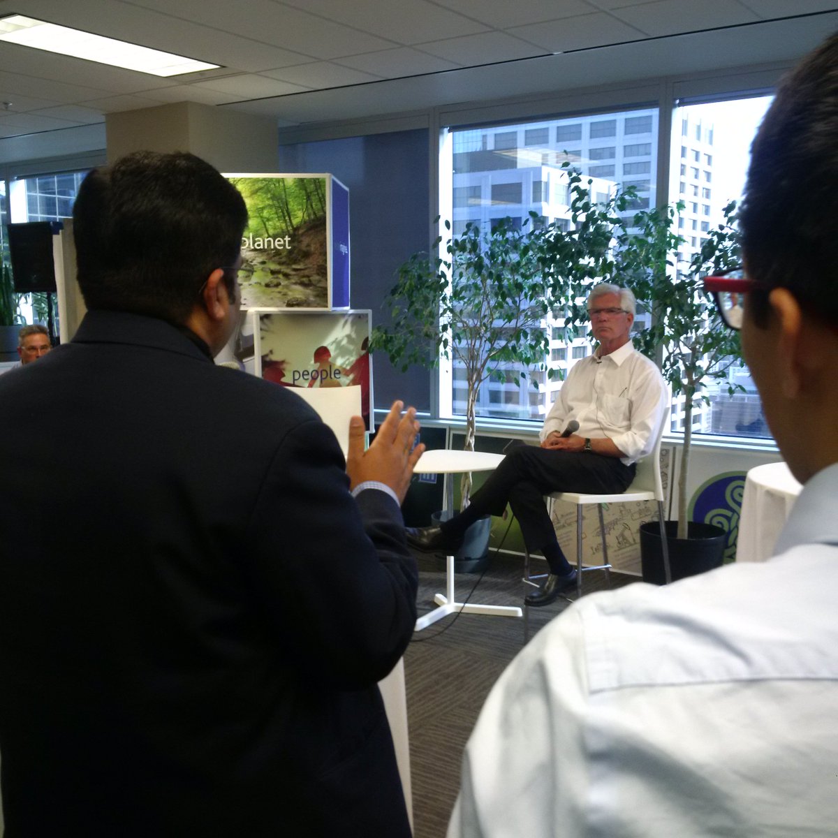 jimcarr_wpg's tweet photo. Met with @ypecalgary members last night to discuss natural resource development &amp; Canada’s role on the world stage. https://t.co/dAXtJTPh9u