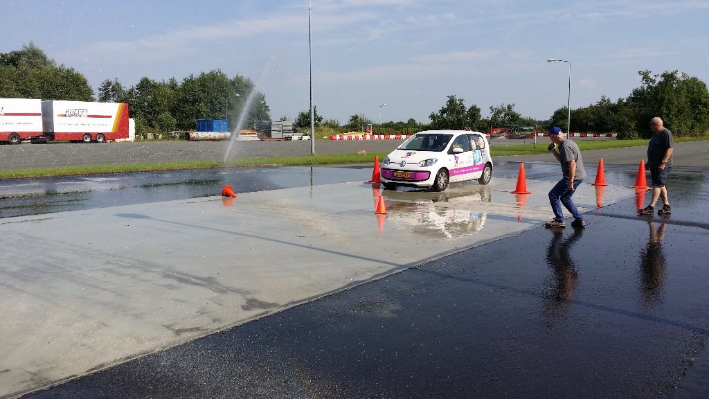 j_schieving's tweet photo. Slipcursus, op baan in Drachten. Chauffeurs @_ZZWD hebben het goed gedaan! Veiligheid klant en vrijwilliger voorop! https://t.co/AfB7csxMcs