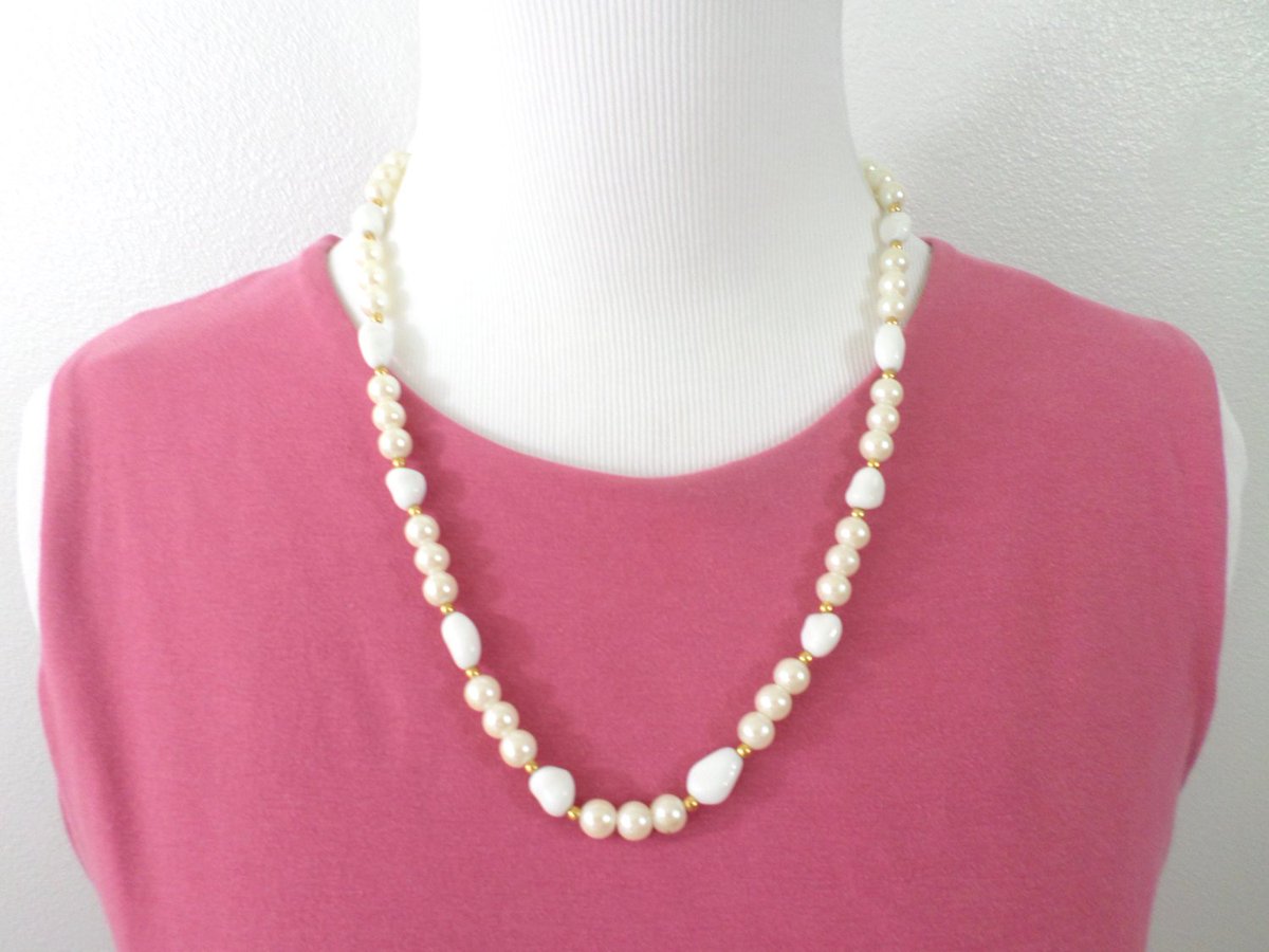 ednacatherine2's tweet photo. White Bead Necklace Pearl &amp; Beaded Necklace Gold Bead Necklac… https://t.co/9DQ28WPTCJ #EtsyFinds #NecklaceGlassBead https://t.co/gwImeD6jFO