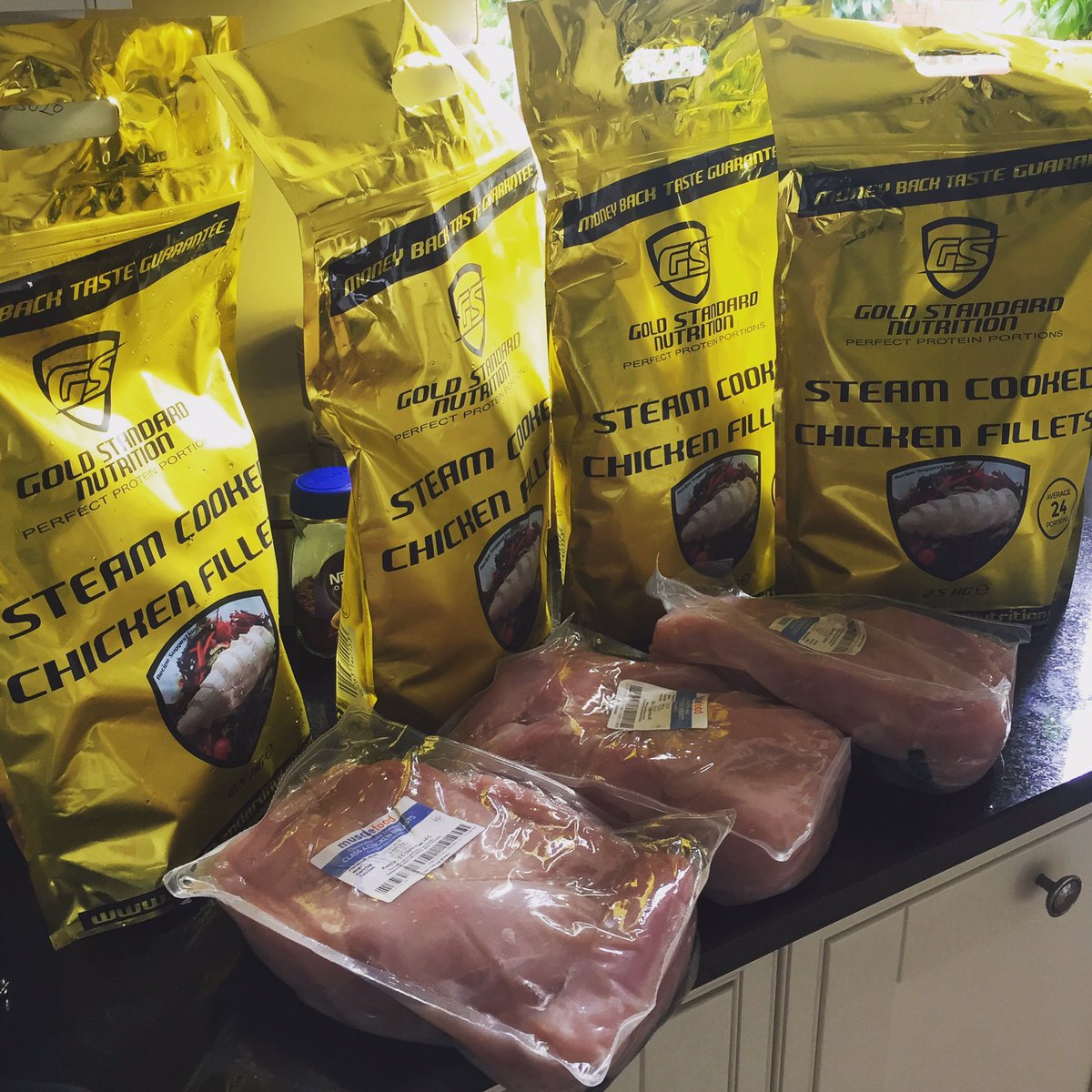 Pete_Dorman's tweet photo. Solid day when 17.5kg of chicken arrives at your door. Props to @MuscleFoodUK and @GSNchicken for hooking a boi up! https://t.co/fVjPyP6cYP