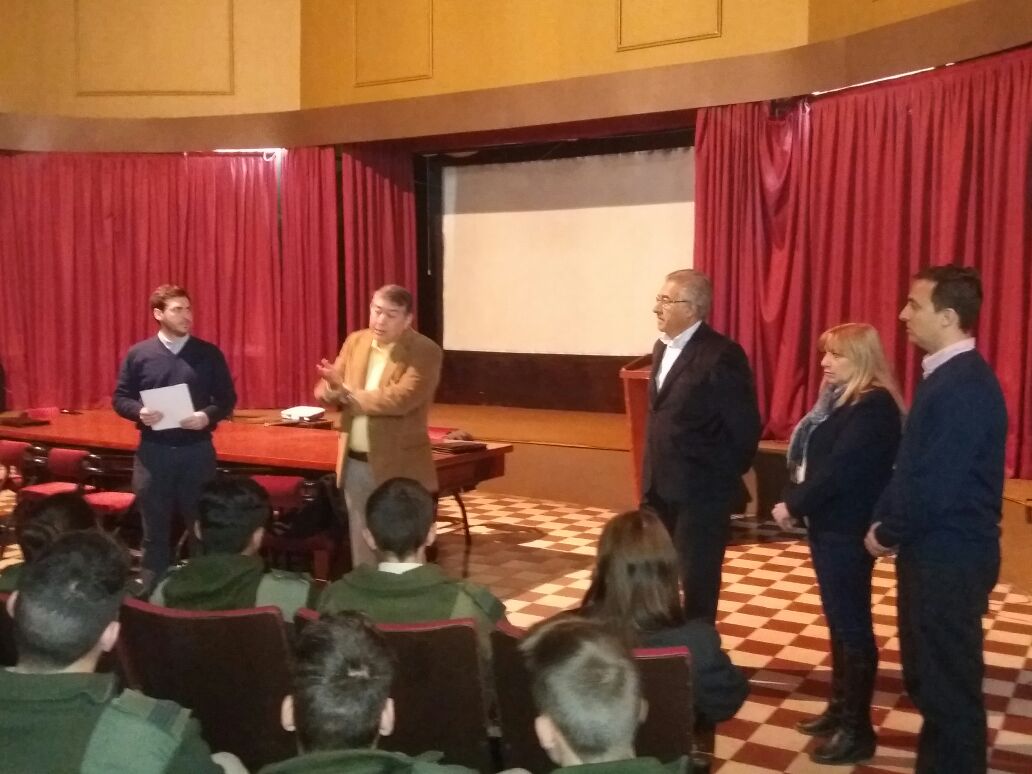 rodoabenitez's tweet photo. En el LMGE invitando a los alumnos a participar del proyecto "Si yo fuera Concejal" para que presenten sus proyectos https://t.co/xAMxzj4Hby