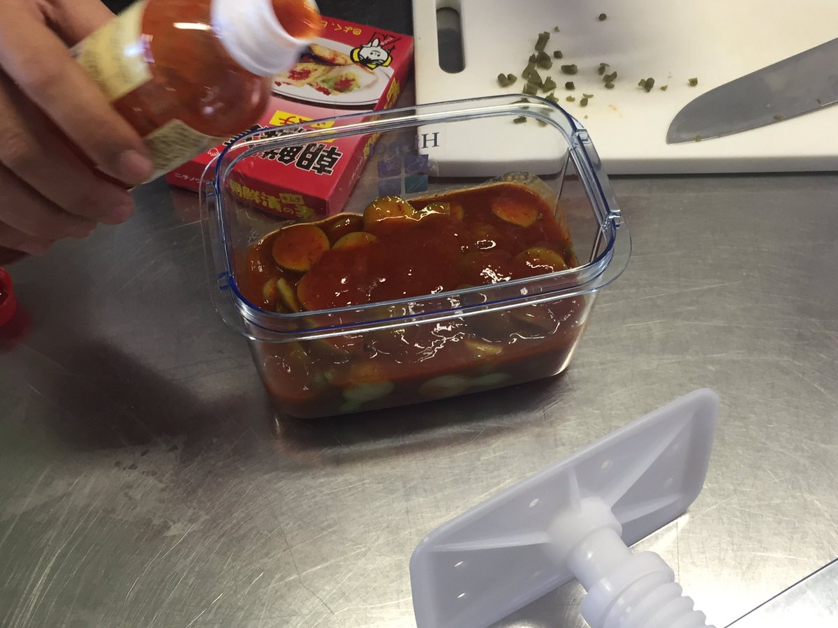 瓢箪倶楽部秀吉 ひょうたんくらぶ 漬物会社の方に指導を受けながら食用ひょうたんの漬物を仕込みました これからじっくり発酵させます