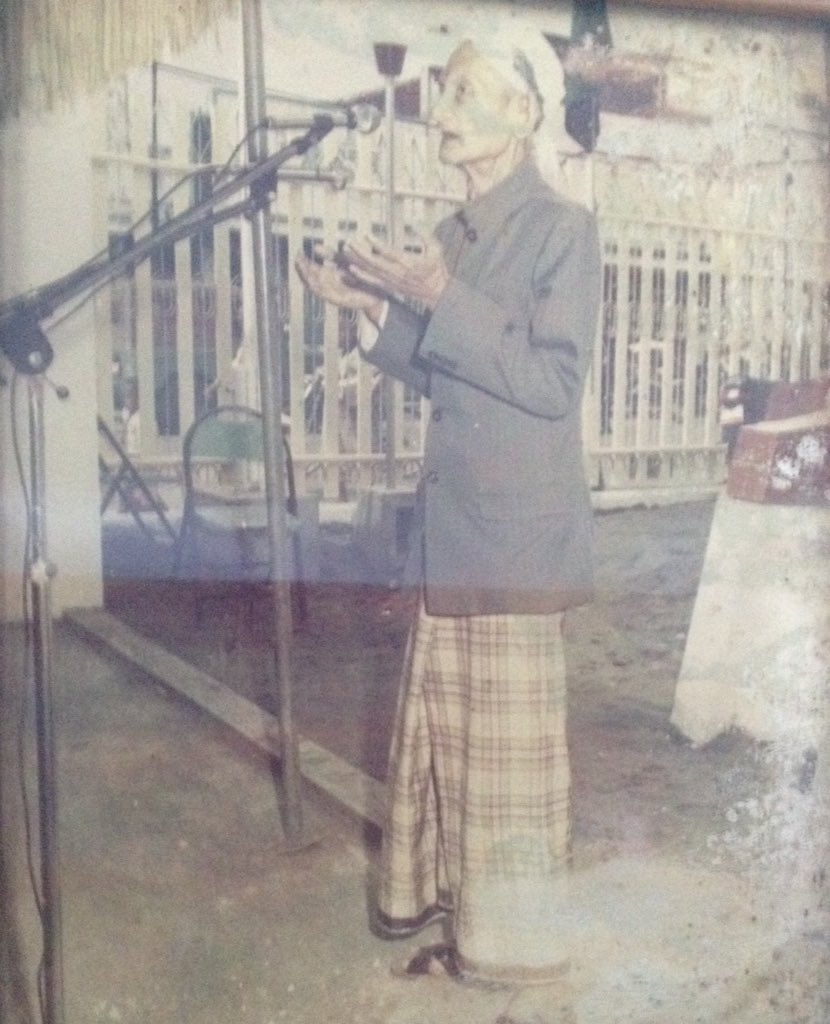 SantriKyaiMaruf's tweet photo. KH Anas Mahfudz pendiri NU Lumajang dlm kapasitas rois syuriyah memimpin doa dlm pengajian di alun2 timur, th 80-an https://t.co/6cpk2pUTrf