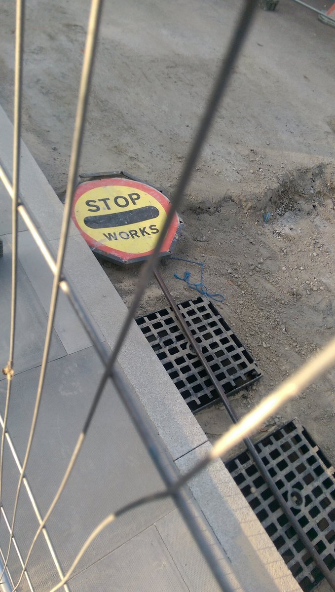 TheDespard's tweet photo. Who is the prisoner?
Me or the bashed up sign?
#StopWorks
#StopTheWorks
#StopStoppingTheWorks
#Archway
#Islington https://t.co/WUyqHypoDx