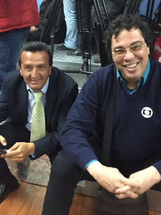 O jornalista equatoriano <a href="/fabriciofloresm/">Fabricio Flores Menéndez</a> parece ou não parece o <a href="/galvaobueno/">Galvão Bueno</a>? Rs...
#Quito