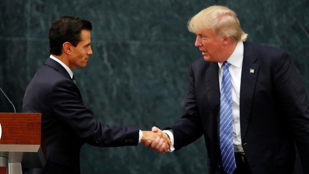 Trump szturmuje Meksyk na wiecu w Arizonie, relacja filmowa